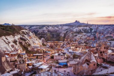Göreme, Kapadokya, Türkiye gün batımında. Balon f ünlü merkezi