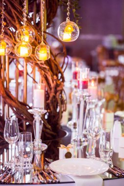 çiçeklerle düğün süslemeleri. ziyafet dekor. yumuşak odaklı resim