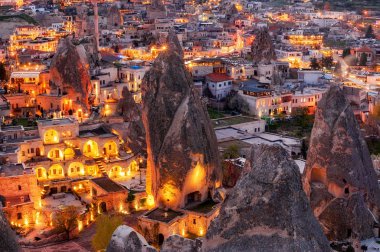 Göreme, Kapadokya, Türkiye gece görünümü. Dünyaca ünlü bir turist