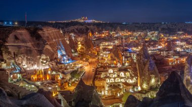 Güzel panoramik manzara Göreme, Kapadokya, Türkiye gece. Fa