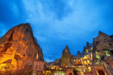 Göreme, Kapadokya, Türkiye gece görünümü. Dünyaca ünlü bir turist