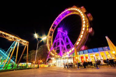 Viyana, Avusturya - 2 Nisan 2019: Dünyanın en eski dönme dolabı