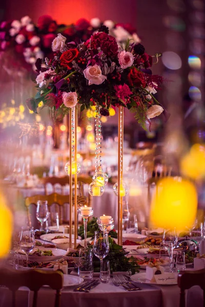 Bröllopsdekorationer Med Blommor Och Ljus Festlig Inredning Bild Med Mjukt — Stockfoto