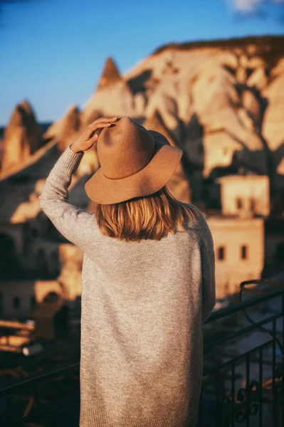 Femme voyageuse en chapeau et regardant les montagnes. voyage, vie — Photo