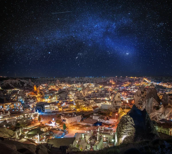 Güzel manzara Göreme, Kapadokya, Türkiye gece. Ünlü cente — Stok fotoğraf