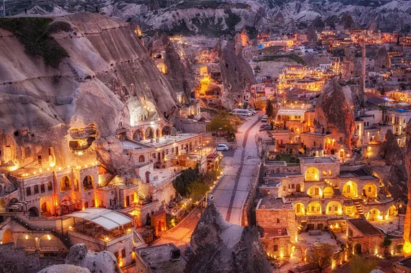 Göreme, Kapadokya, Türkiye gece görünümü. Dünyaca ünlü bir turist