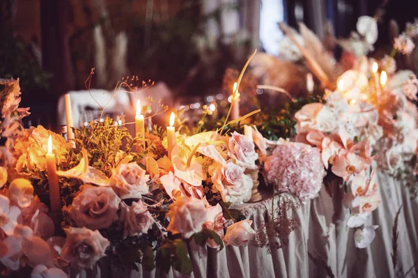 Bröllop bankett dekoration med ljus och blommor. — Stockfoto