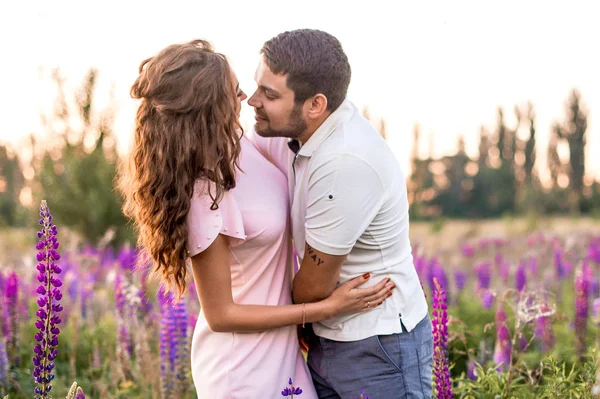 Feliz Casal Romântico Abraçando Campo Tremoços — Fotografia de Stock