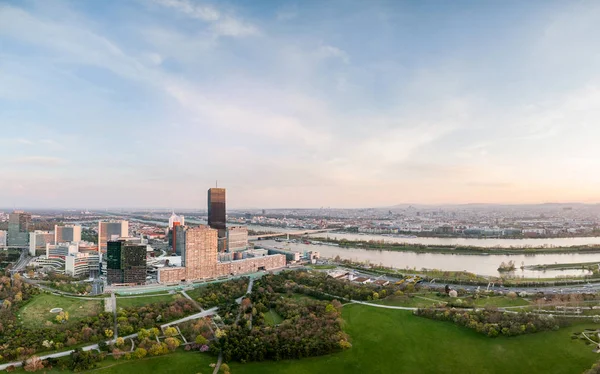 Gün batımında Avrupa şehrinin panoramik manzarası. Viyana, Avusturya — Stok fotoğraf