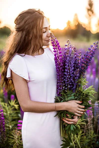Portret Młodej Kobiety Bukietem Kwiatów Polu Letnim Zachodzie Słońca — Zdjęcie stockowe