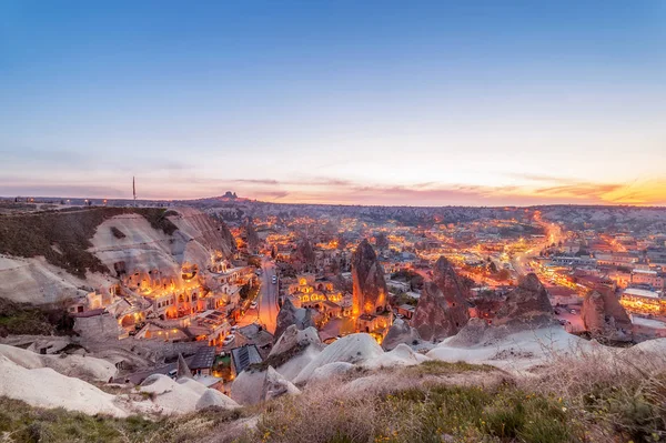 Schöne Aussicht Goreme, Kappadokien, Türkei bei Sonnenuntergang. berühmter Cent — Stockfoto