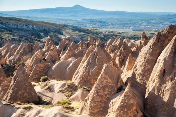 ünlü turist Pasabag Monks Vadisi . panoramik görünüm. Cappad