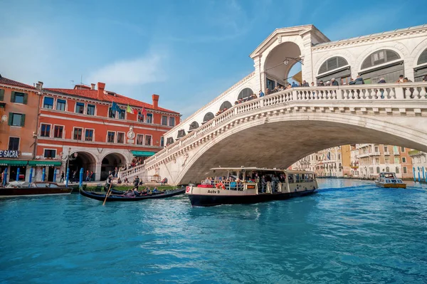 Der berühmteste touristische ort in venedig, italien - rialto brid — Stockfoto