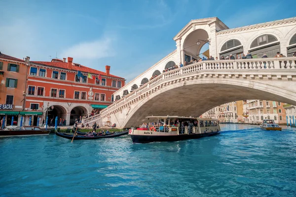 Venedik, İtalya'nın en ünlü turistik yeri - Rialto Brid