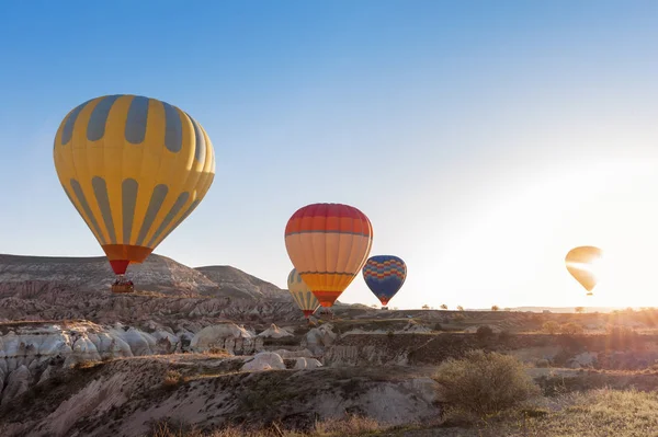 Utsikt över färgglada varmluftsballonger som flyger över röda dalen på — Stockfoto