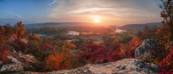 Geweldig panoramisch uitzicht op de blauwe mistige rivier en kleurrijke bos — Stockfoto