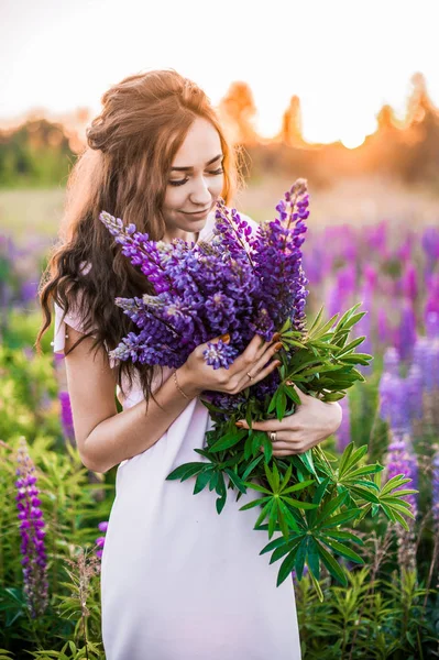 Portret Młodej Kobiety Bukietem Kwiatów Polu Letnim Zachodzie Słońca — Zdjęcie stockowe