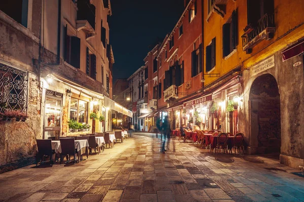 Venice, Olaszország-1 november, 2017: színes épületek a régi — Stock Fotó