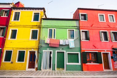 Burano, İtalya - 3 Kasım 2017: ünlü renkli binalar
