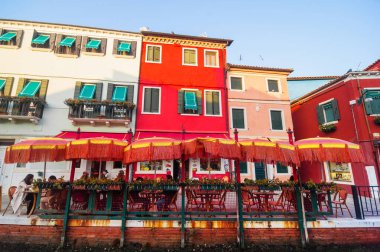 Burano, İtalya - 3 Kasım 2017: ünlü renkli binalar