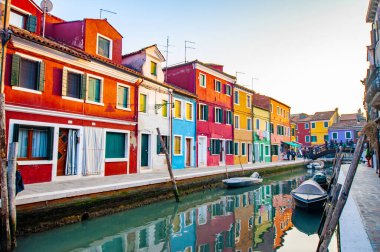 Burano, İtalya - 3 Kasım 2017: ünlü renkli binalar