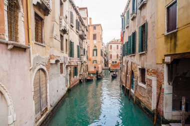 Venedik, İtalya - 25 Ekim 2017: Grand Canal 'da dar eski sokaklar ve ünlü gondollar.