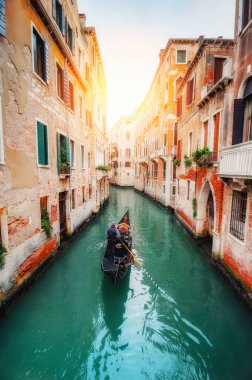 Venedik, İtalya - 25 Ekim 2017: Grand Canal 'da dar eski sokaklar ve ünlü gondollar.