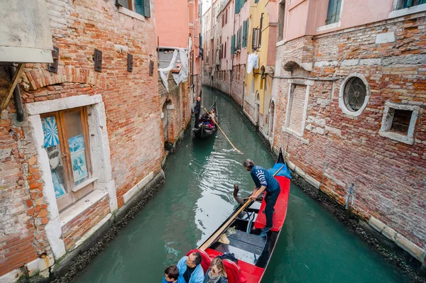 Veneza Itália Outubro 2017 Ruas Estreitas Antigas Gôndola Famosa Grande — Fotografia de Stock