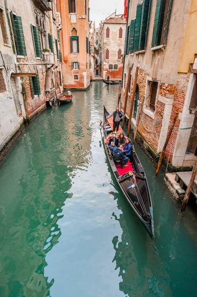 Veneza Itália Outubro 2017 Ruas Estreitas Antigas Gôndola Famosa Grande — Fotografia de Stock