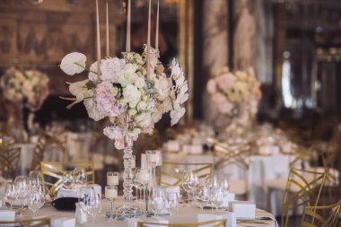 Çiçekli ve mumlu düğün süsleri. Şölen dekoru. Yumuşak odaklı resim