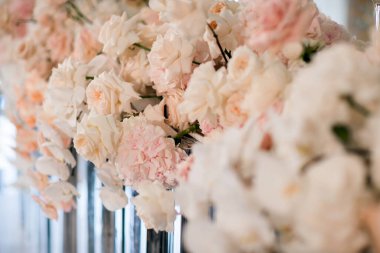 Çiçekli ve mumlu düğün süsleri. Şölen dekoru. Yumuşak odaklı resim