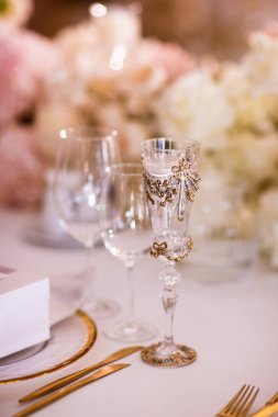 Çiçekli ve mumlu düğün süsleri. Şölen dekoru. Yumuşak odaklı resim