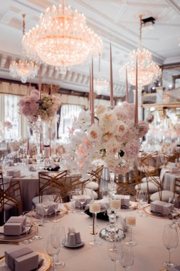 Çiçekler ve mumlarla süslenmiş köy düğün süsleri. Şölen dekoru. Yumuşak odaklı resim