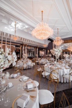 Çiçekler ve mumlarla süslenmiş köy düğün süsleri. Şölen dekoru. Yumuşak odaklı resim