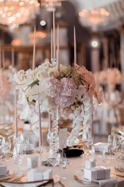 Çiçekler ve mumlarla süslenmiş köy düğün süsleri. Şölen dekoru. Yumuşak odaklı resim