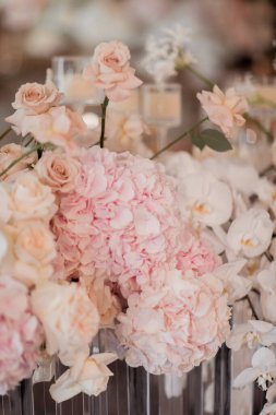 Çiçekler ve mumlarla süslenmiş köy düğün süsleri. Şölen dekoru. Yumuşak odaklı resim