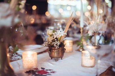 Çiçekler ve mumlarla süslenmiş köy düğün süsleri. Şölen dekoru. Yumuşak odaklı resim