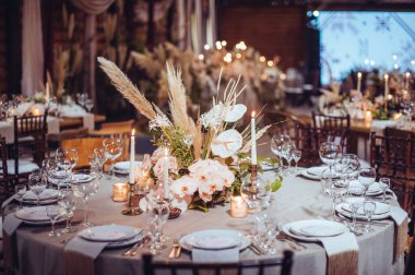 Çiçekler ve mumlarla süslenmiş köy düğün süsleri. Şölen dekoru. Yumuşak odaklı resim