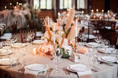 Çiçekler ve mumlarla süslenmiş köy düğün süsleri. Şölen dekoru. Yumuşak odaklı resim