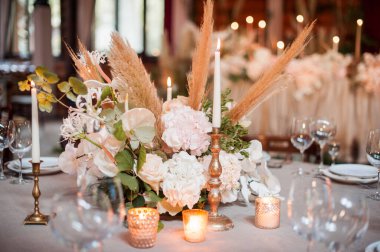 Çiçekler ve mumlarla süslenmiş köy düğün süsleri. Şölen dekoru. Yumuşak odaklı resim