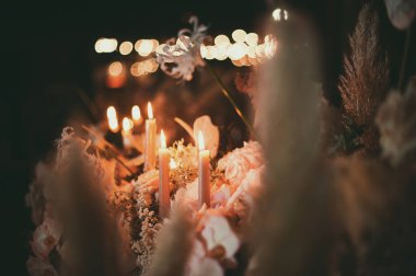 Mum ve çiçeklerle süslenmiş düğün ziyafeti..