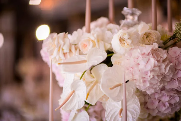 Hochzeitsdekoration Mit Blumen Und Kerzen Bankettdekoration Bild Mit Weichem Fokus — Stockfoto