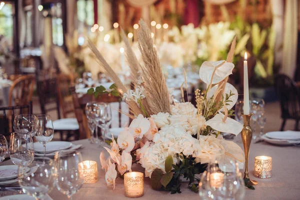 Rustic Wedding Decorations Flowers Candles Banquet Decor Picture Soft Focus — Stock Photo, Image