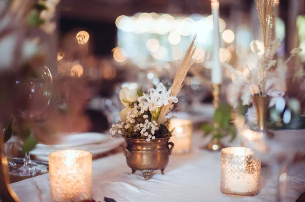 花やろうそくと素朴な結婚式の装飾 宴会の装飾 ソフトフォーカスで写真を — ストック写真