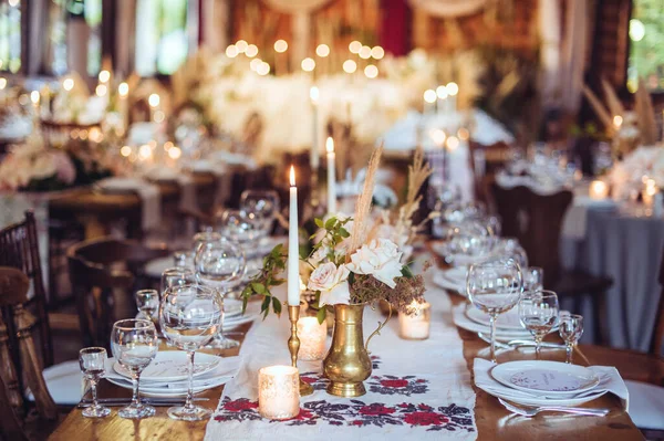 Rustic Wedding Decorations Flowers Candles Banquet Decor Picture Soft Focus — Stock Photo, Image