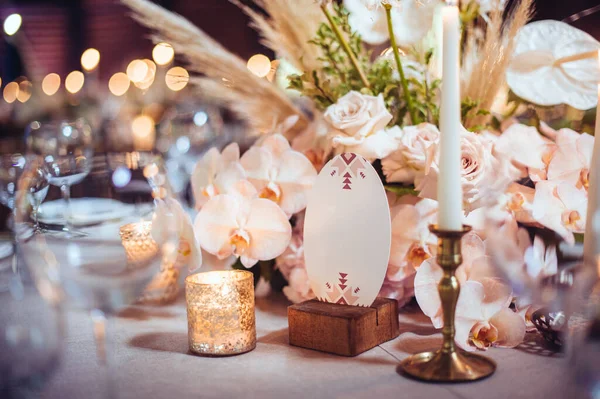用鲜花和蜡烛装饰乡村婚礼 宴会装饰 带有软焦点的图片 — 图库照片