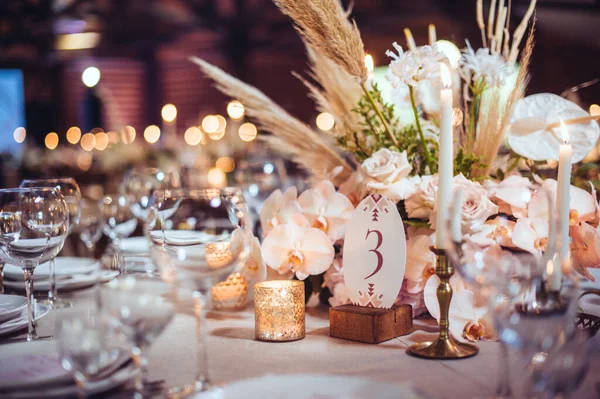 Rustic Wedding Decorations Flowers Candles Banquet Decor Picture Soft Focus — Stock Photo, Image