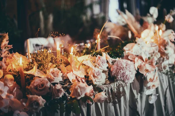 Bruiloft Banket Decoratie Met Kaarsen Bloemen — Stockfoto