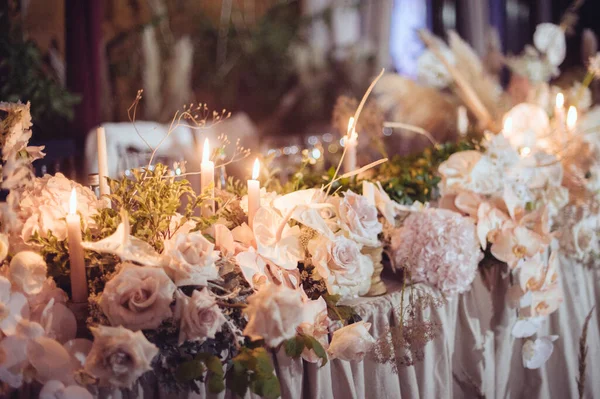 Rustika Bröllop Dekorationer Med Blommor Och Ljus Festlig Inredning Bild — Stockfoto