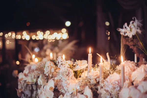 Rustika Bröllop Dekorationer Med Blommor Och Ljus Festlig Inredning Bild — Stockfoto